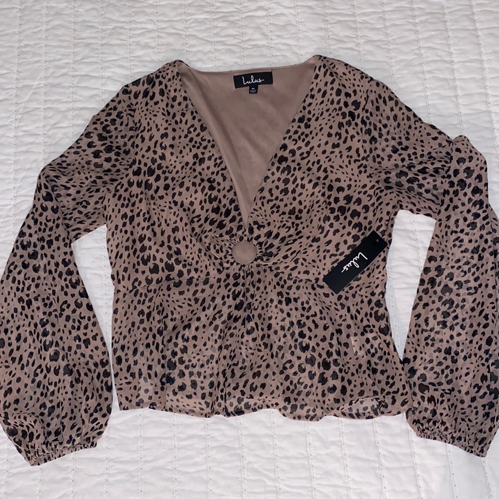 Lulu’s NWT Cheetah Print Keyhole Flowy Top